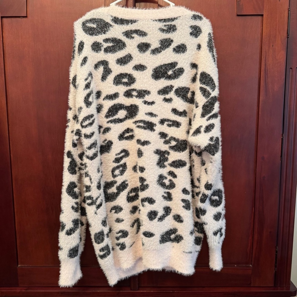 BTFBM Leopard Print V-Neck Cardigan Sweater 3 Buttons Size L Oversized - Picture 2 of 8
